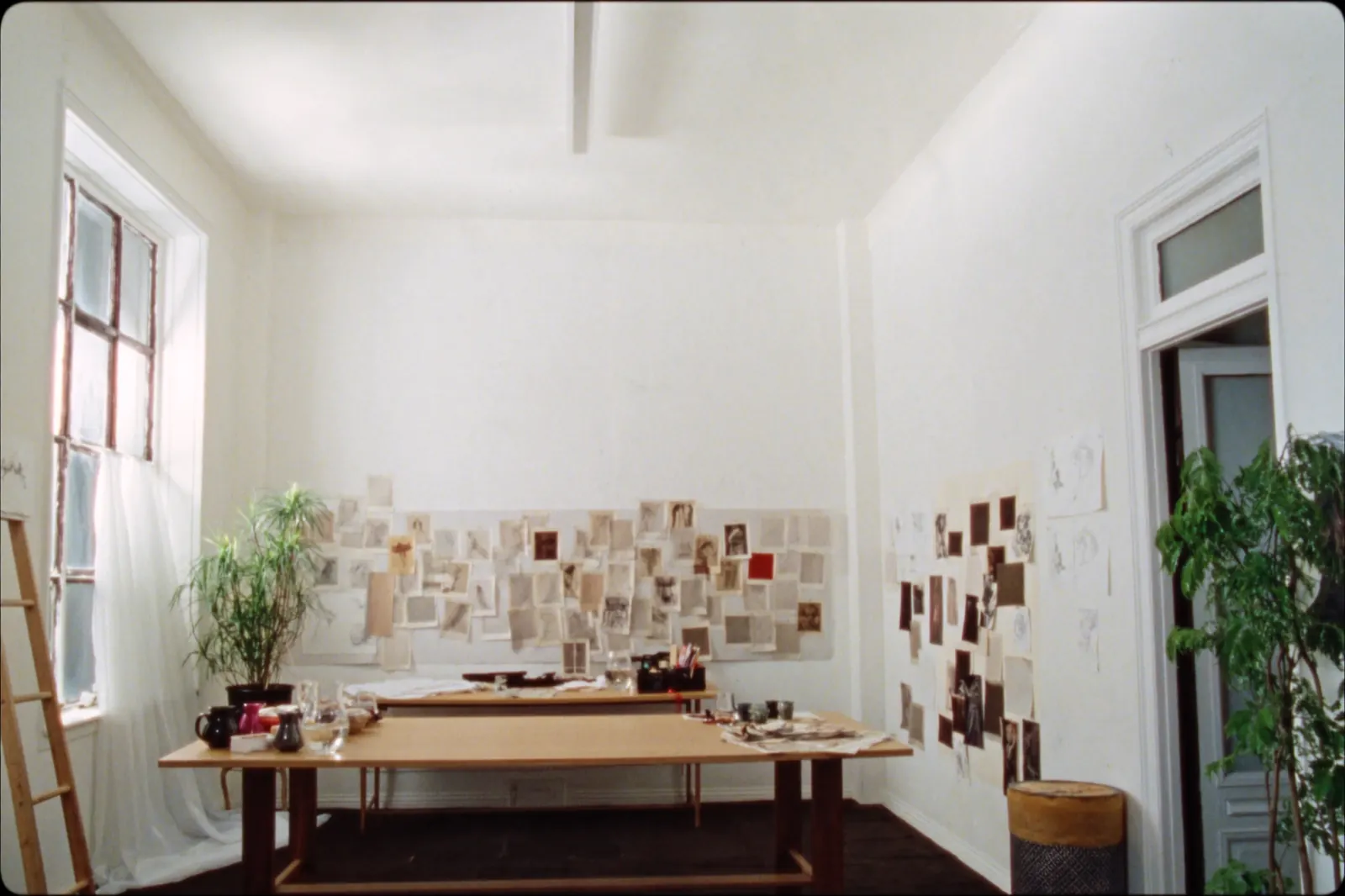Helles Designstudio mit Moodboard und Stoffkarten